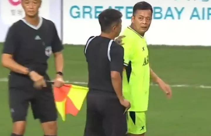 黄日华踢球拉拉队,黄日华踢村超球员后续