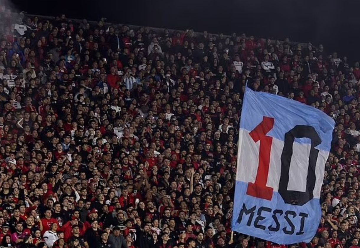 梅西生日夜帽子戏法,梅西首秀任意球破门