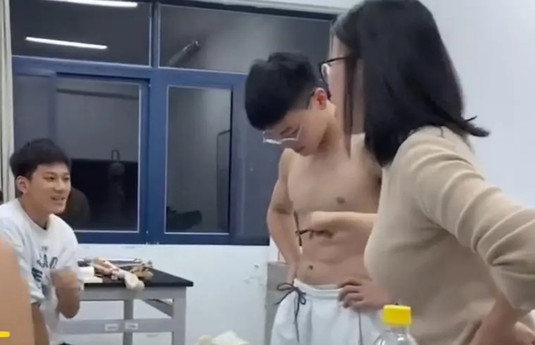 一女老师让体育生充当教学工具，男生脱衣露出身材后，全场沸