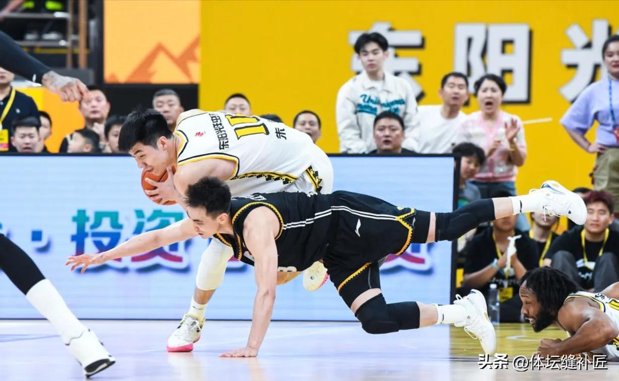 22分大逆转辽宁险胜广东扳成1-1,广厦对辽宁胡金秋受伤动图