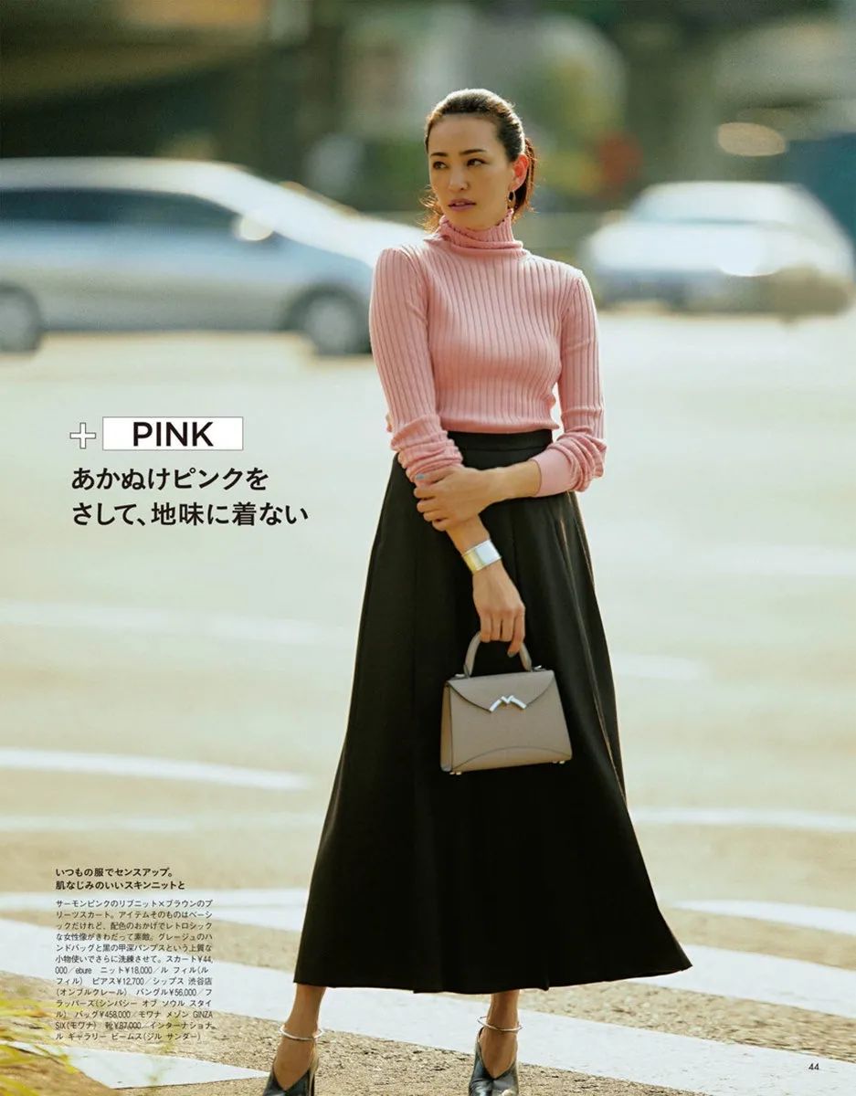 40岁女人黑白灰的穿衣搭配技巧,40岁女人穿高级灰还是黑色好看