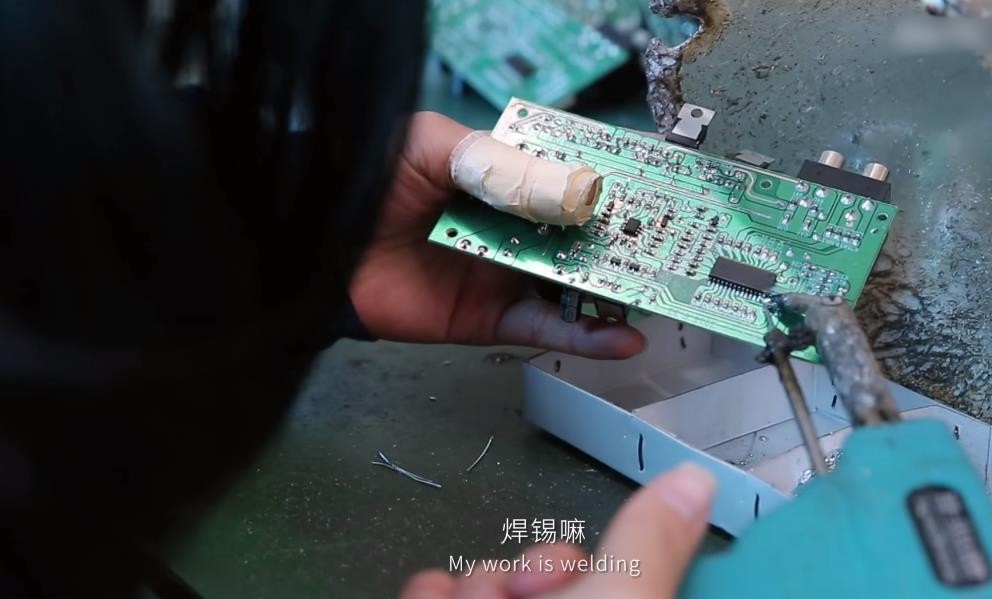 20岁小伙在工厂流水线,小伙工厂上班一天站11个钟