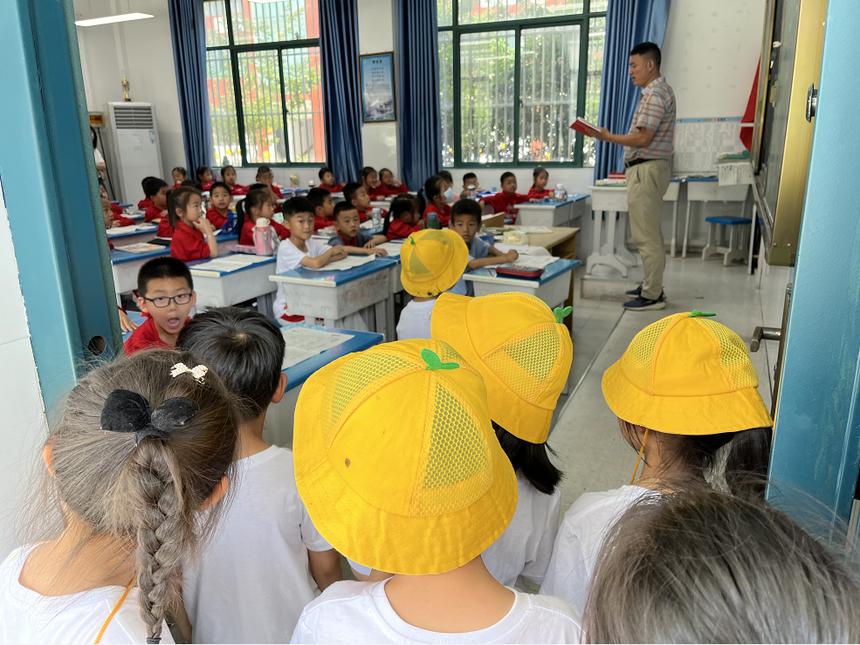 大手拉小手共建美丽庭院儿童画,大手拉小手共绘团圆梦