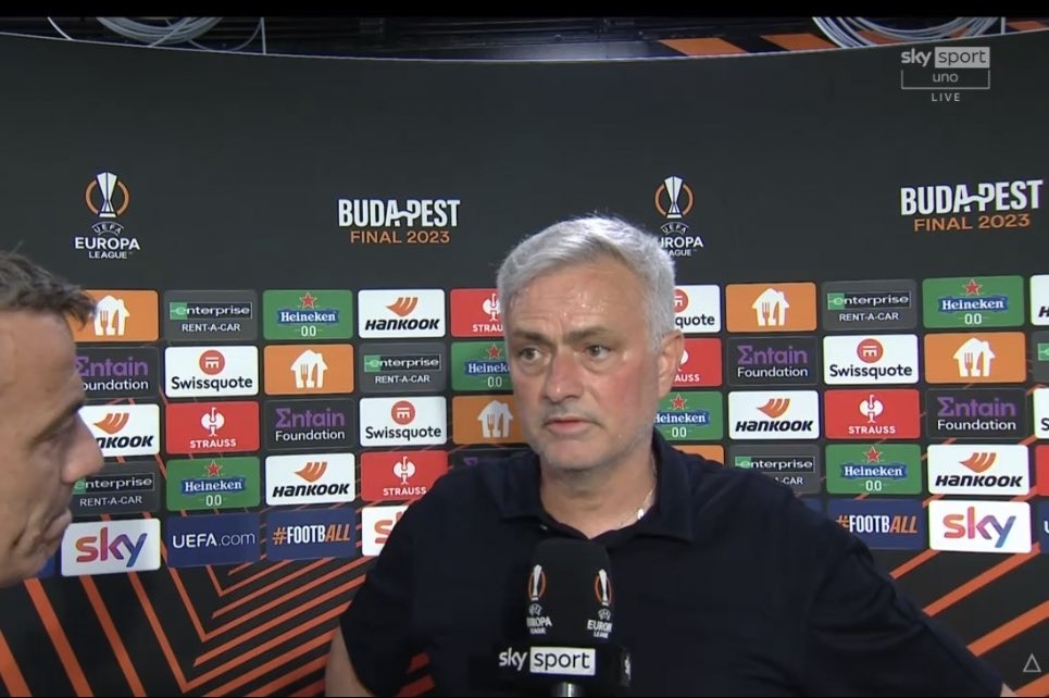 暴怒!欧联杯丢冠穆帅停车场堵裁判大骂:你们太耻辱!去你的欧足联