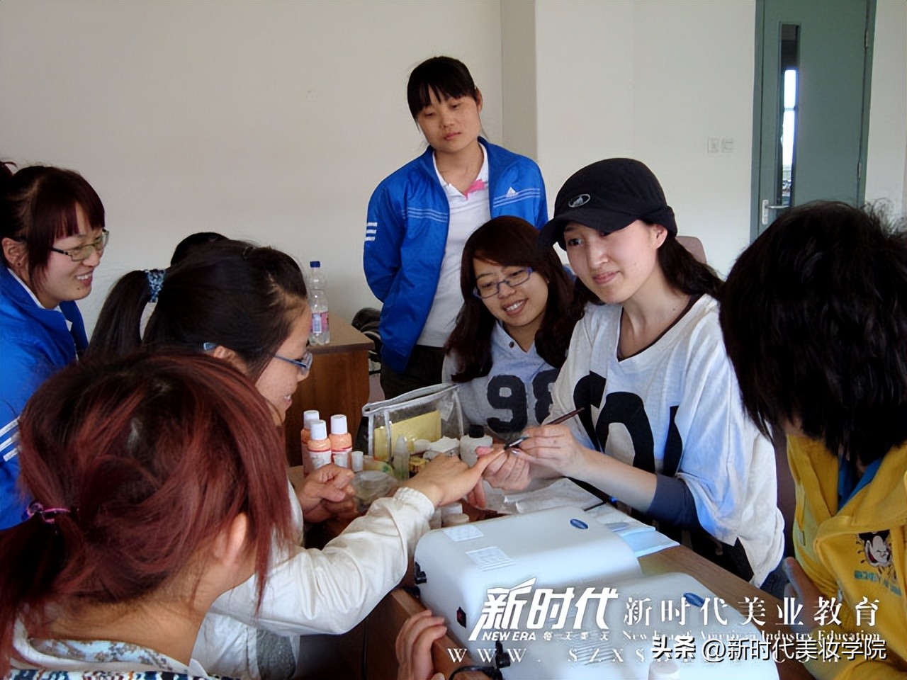 学美甲去学校学哪个好,学美甲学徒主要学什么专业