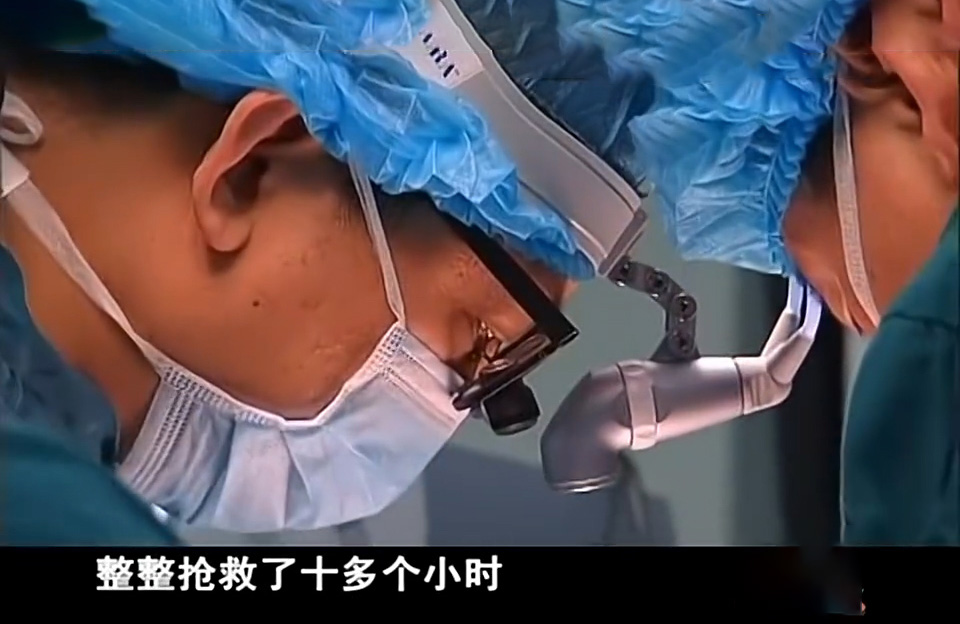 男孩因为烧伤惨遭毁容,被烧伤毁容的男孩