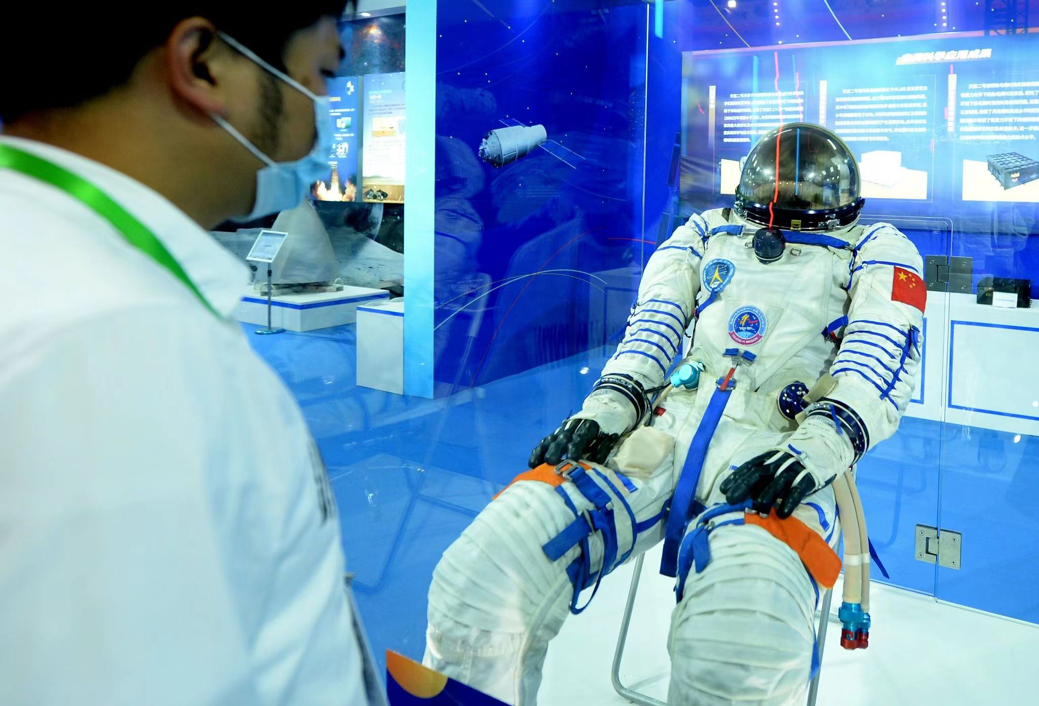 舱内航天服是怎么穿上和脱掉的,舱外航天服具备哪些功能