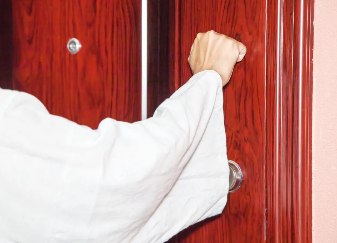 “敲门”别再说“knockthedoor”,老外听了可能要报警!