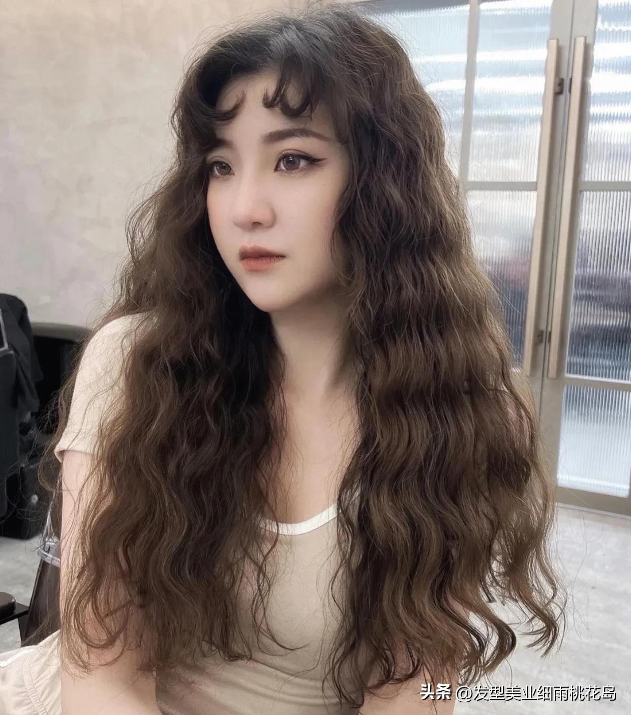 30岁洋气的超短发满头烫小卷,洋气全烫短发满头小卷