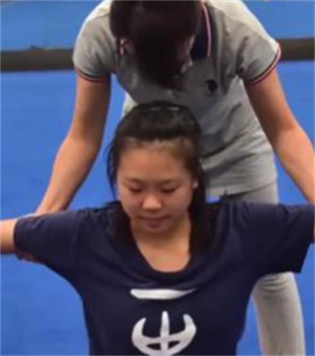 罗子欣一字马出考场,罗子欣一字马