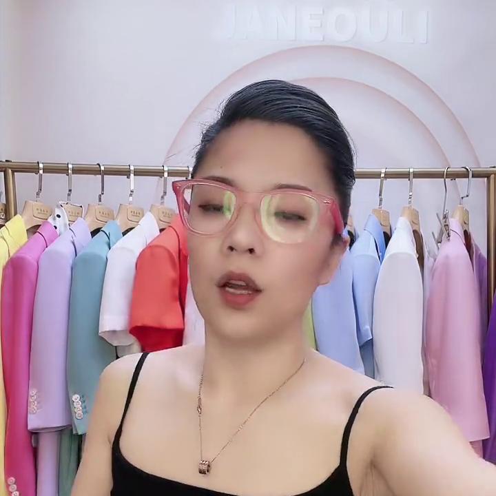 西装暴徒,西装男被勒脖子双脚挣扎的电视剧