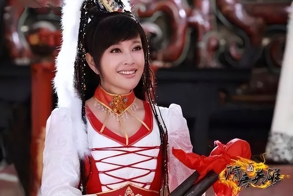 明明“徐娘半老”，却非要“尬演少女”，这4位女明星脸不红吗？