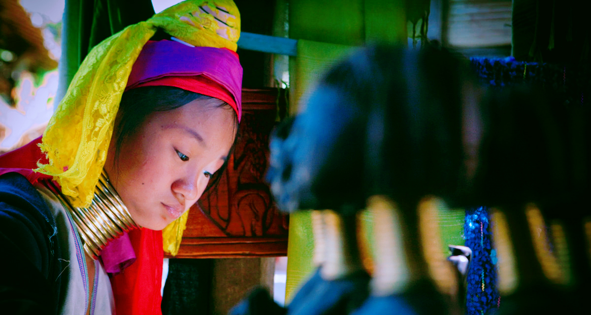 以脖子长为美的民族，脖子上戴满重铜环，一生只有3次机会取下