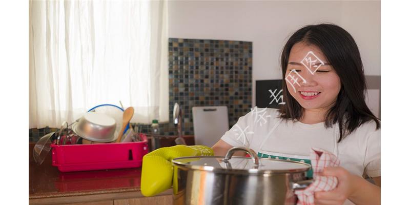 离婚十年，60岁的她拎一包东西上门：东西收下，我照顾你有仨条件