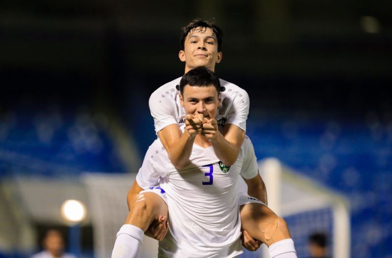 中国男足1比2负于乌兹别克斯坦,亚洲中国男足近期比赛情况