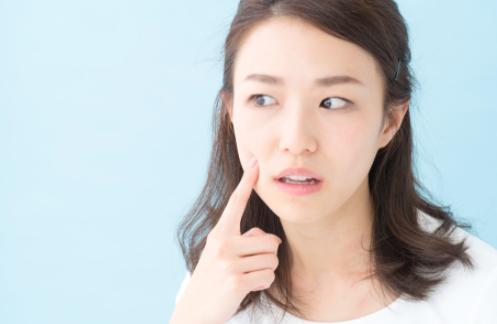 宝宝出生皮肤干燥脱皮是什么原因,脸和手皮肤干燥是什么原因引起的