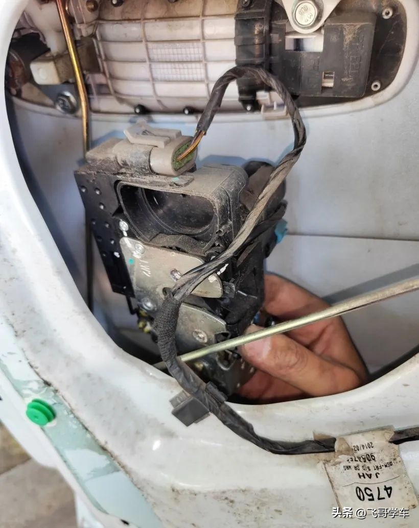 别克凯越车门锁异响和跳动,凯越锁车或者开锁反复跳动