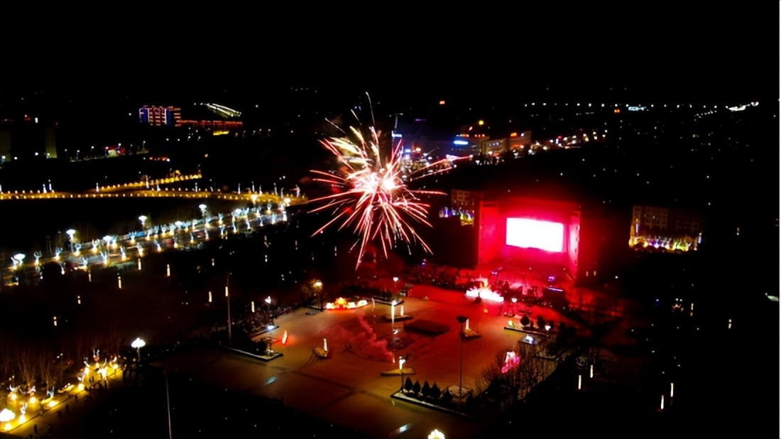 欢天喜地喜笑颜开迎新年,烟花绽放尽开颜欢天喜地迎新年