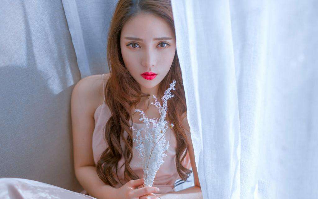 怎样淡化唇纹润唇,8种减少唇纹美白润唇的小技巧