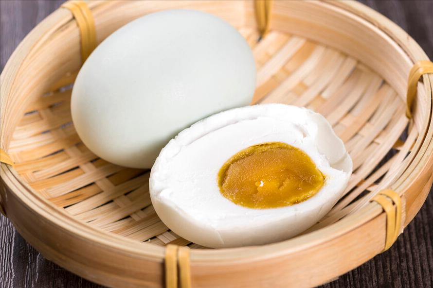 盐水腌咸鸭蛋的正确方法,不用泥巴快速腌咸鸭蛋的做法