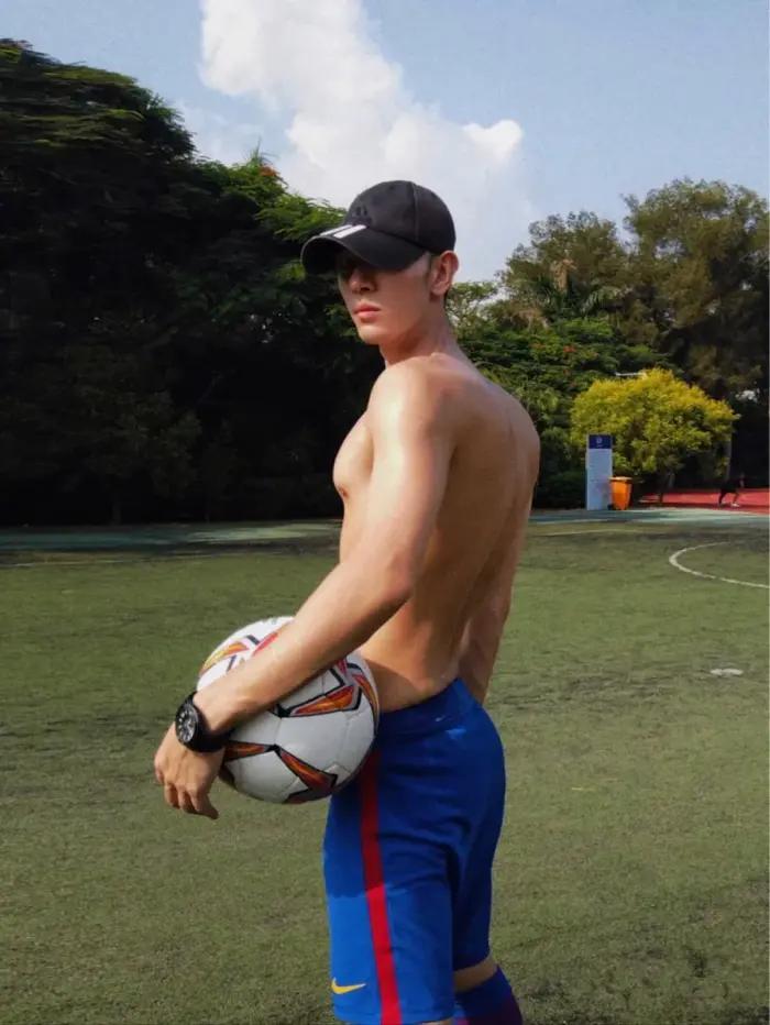 高颜值腹肌小狼狗照片,腹肌小狼狗照片帅气露脸