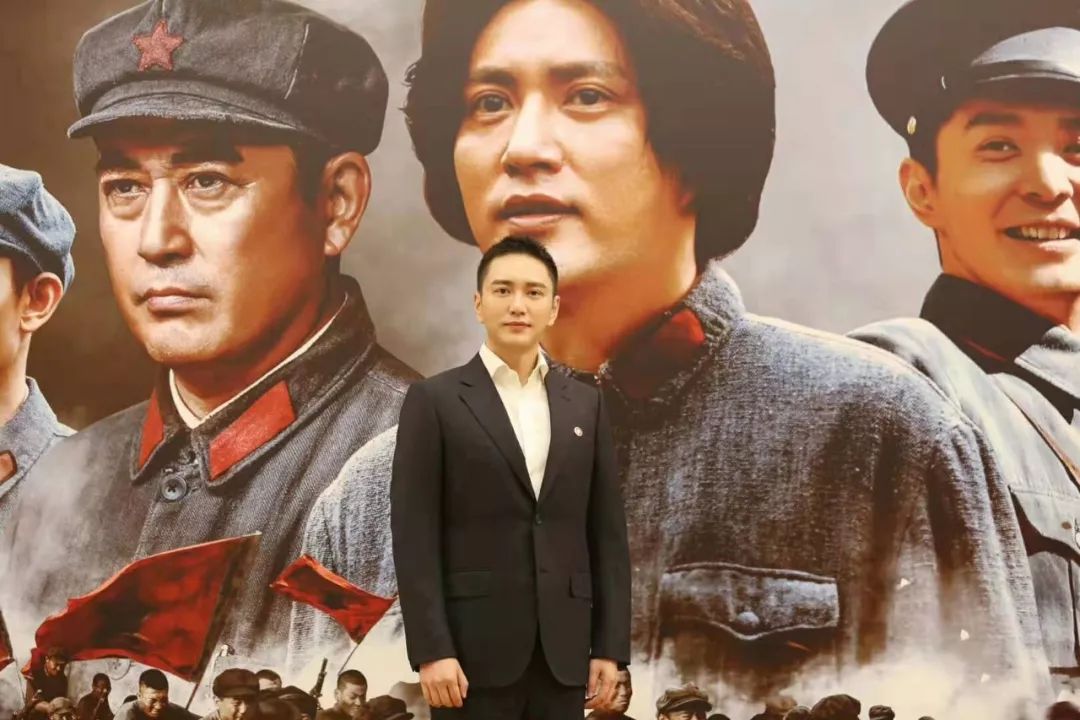 主席形象后继有人，侯京健已接班唐国强，和古月比你更喜欢哪一个