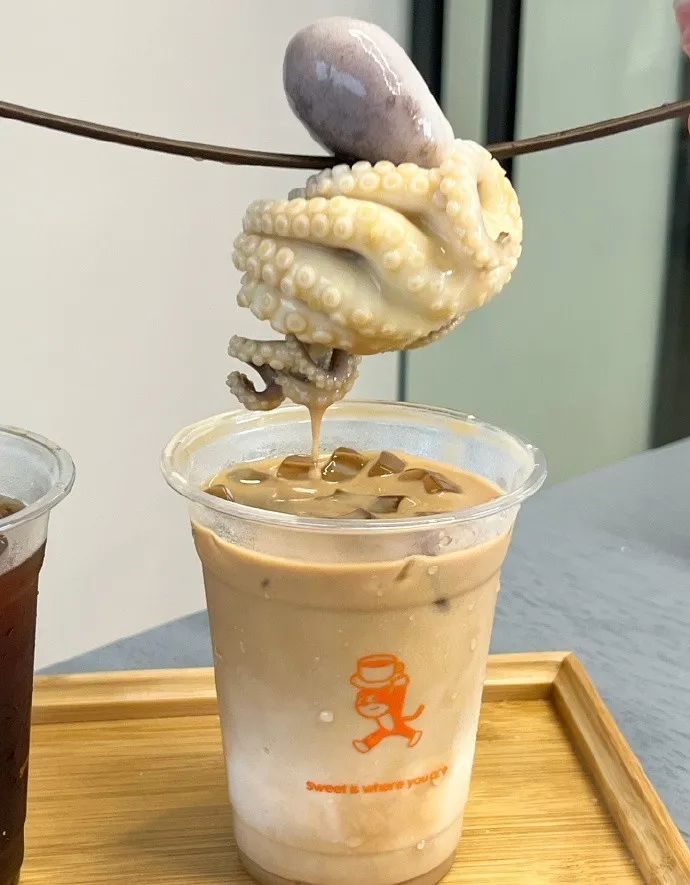 全网疯传的“章鱼拿铁”事件，正在恶心中国年轻人