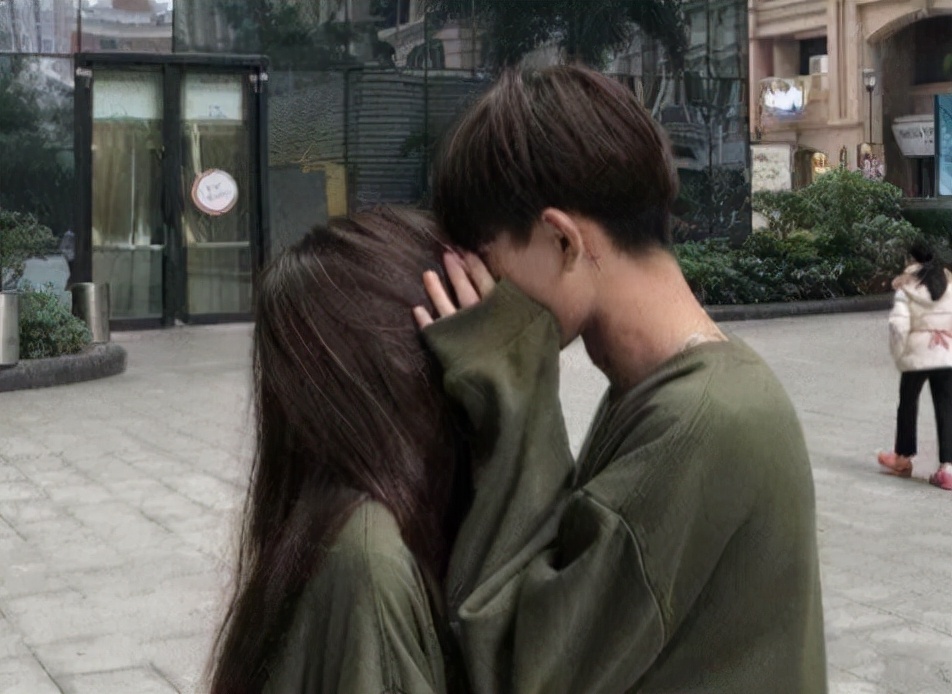 东莞:情侣吵架,女子当众脱裤威胁,“脱掉的是裤子也是尊严”