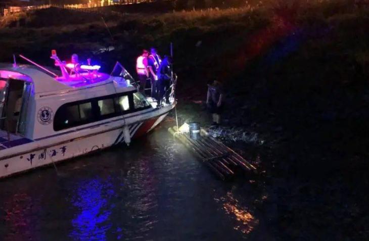 北京一对夫妻深夜下河捞田螺被抓,在河边捞300斤田螺被判刑