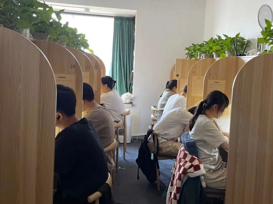 “图书馆最窒息的一幕”冲上热搜，暴露当下年轻人面临的残酷困境