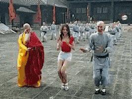 妹子，你的背的包很别致啊，旁边兄弟盯得眼都直了，哈哈哈哈哈哈