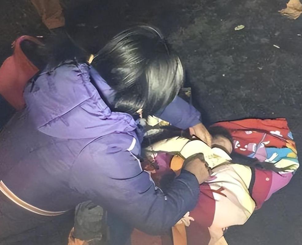 养父扛煤气罐供弃婴读博,湖北被拐小孩认亲现场