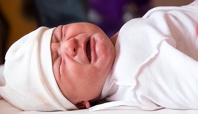 母乳充足为什么宝宝一边吃一边哭,母乳充足宝宝边吃奶边哭怎么办