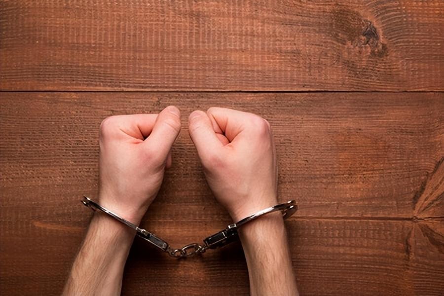 “色贪”张宗海落马，只爱清纯校花，*养包**70多个*妇情**，被判15年