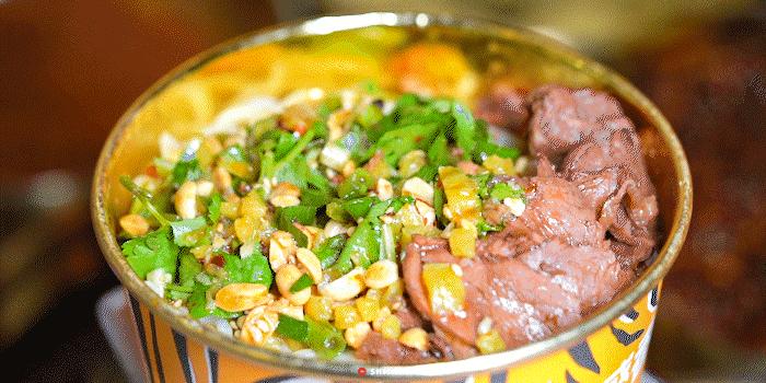 被套头了，「炸卤虎皮肥肠王」来了