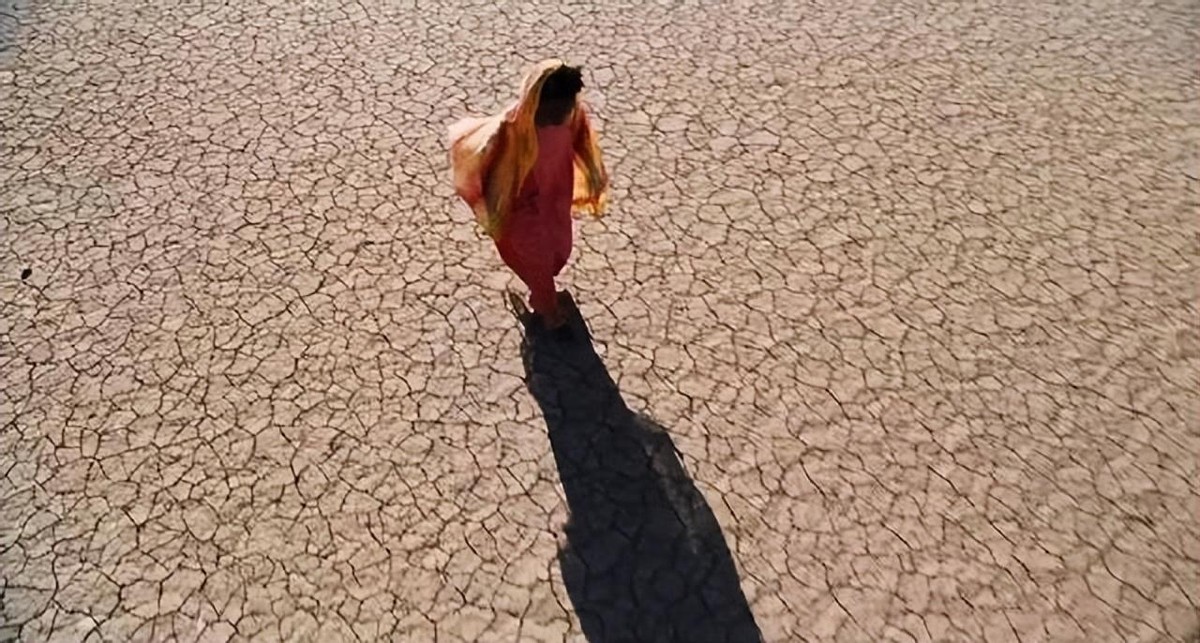 割礼比缠足更野蛮！第一位黑人超模华莉丝4岁被*暴强**，5岁惨遭割礼