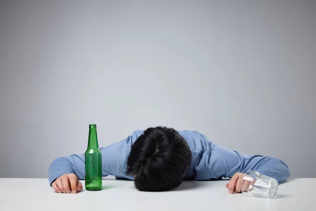 突然大量饮酒又突然戒断的危害,大量饮酒对心脏的危害