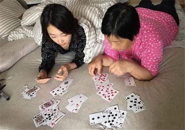 周冬雨相貌平平为什么那么火,周冬雨为什么一出道资源就那么好