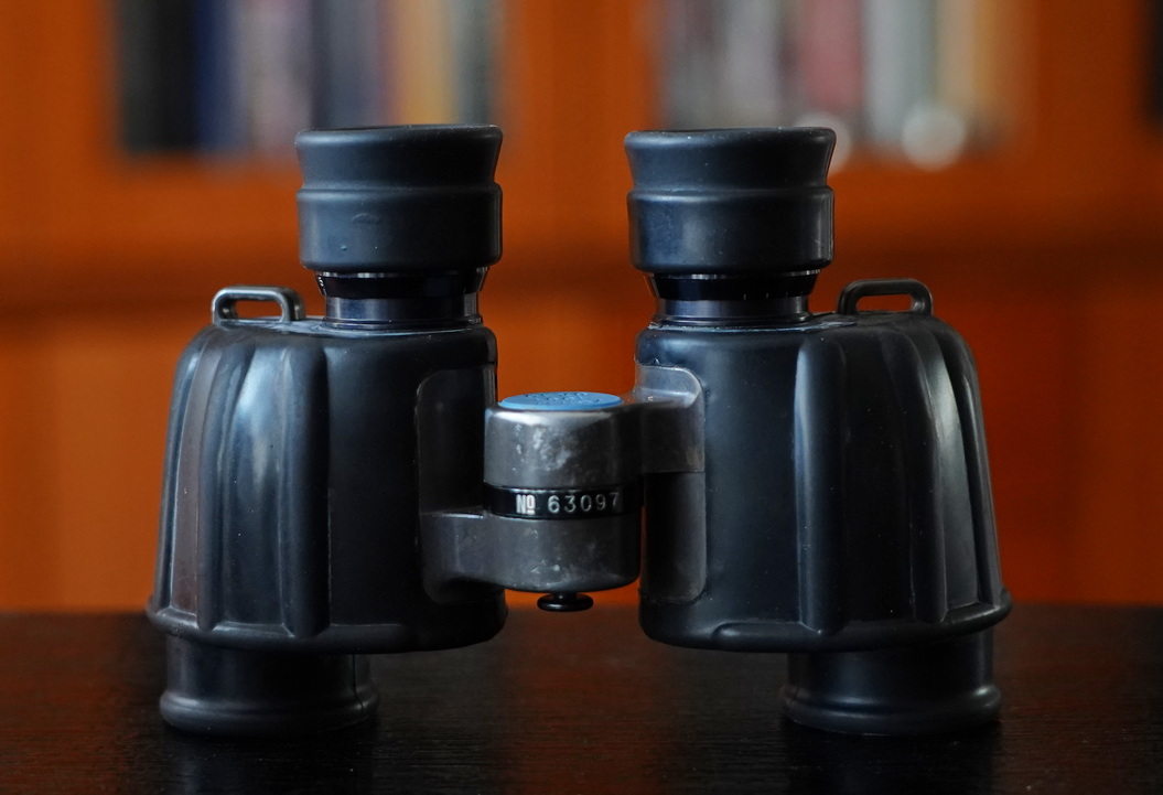 一树梨花压海棠：是*用军**望远镜好？还是名牌望远镜好？