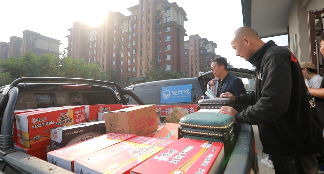 爱心人士冒雨慰问一线防疫工作者,社区慰问一线防疫工作者