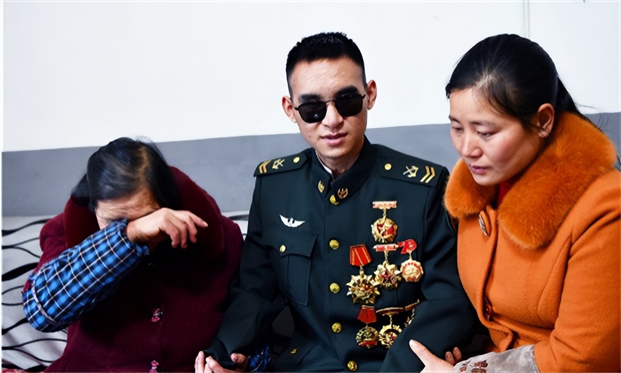 中国排雷英雄杜富国授勋仪式,排雷英雄杜富国八一勋章视频