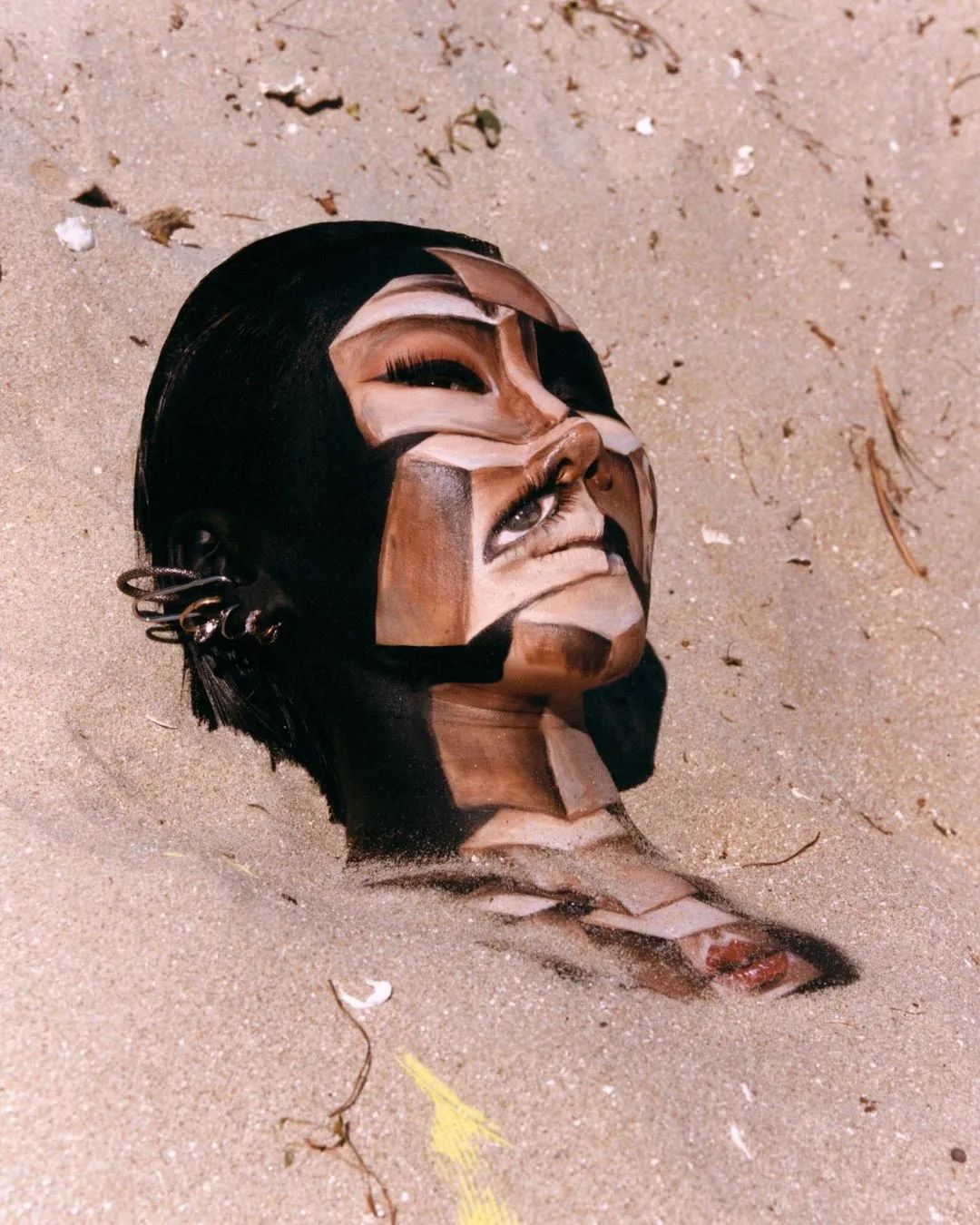 她脱去衣服,在自己皮肤上作画,狂吸63万粉,还能月入百万