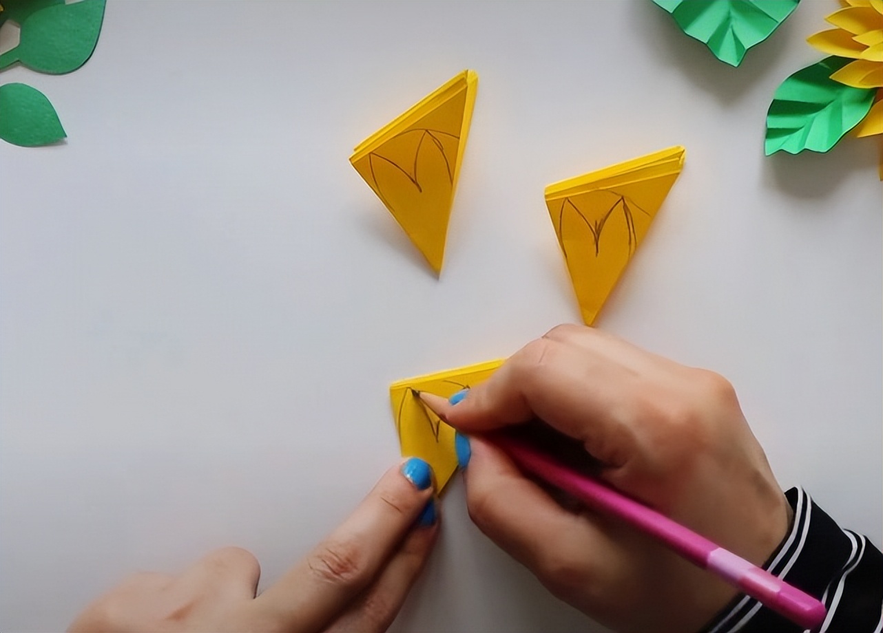 一款适合挂墙上的向日葵纸花