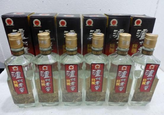 白酒中滴几滴油怎么办,白酒里滴入食用油