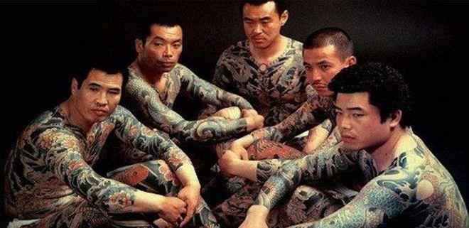 黑白两重天:球场狂欢,牢狱徘徊