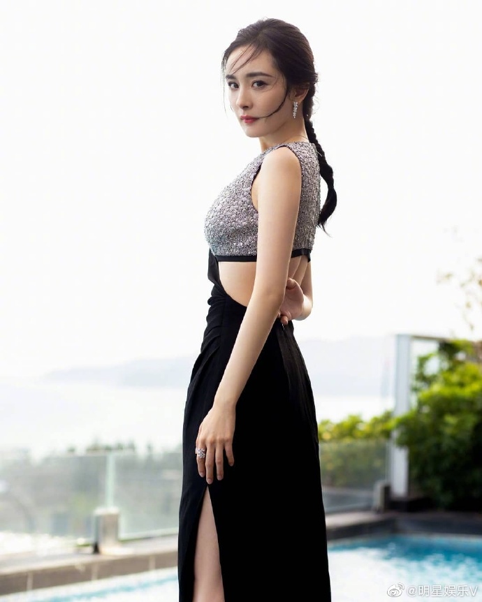 杨幂的时尚之道：黑色挖空露腰裙与鱼尾辫的完美搭配，干练而性感