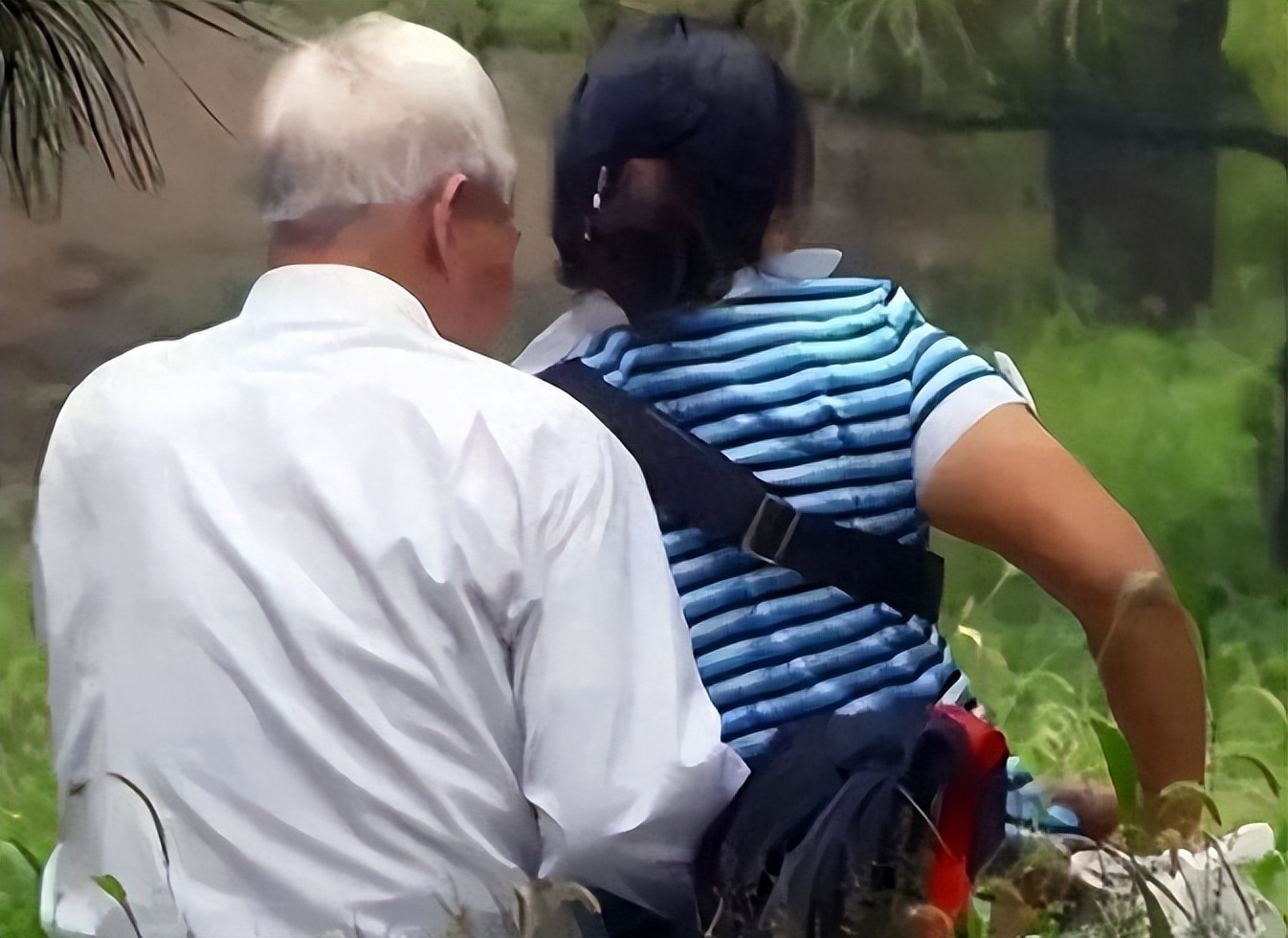 广西两男两女山坡*战野**被多人围观，78岁大爷被捕后：我在锻炼身体