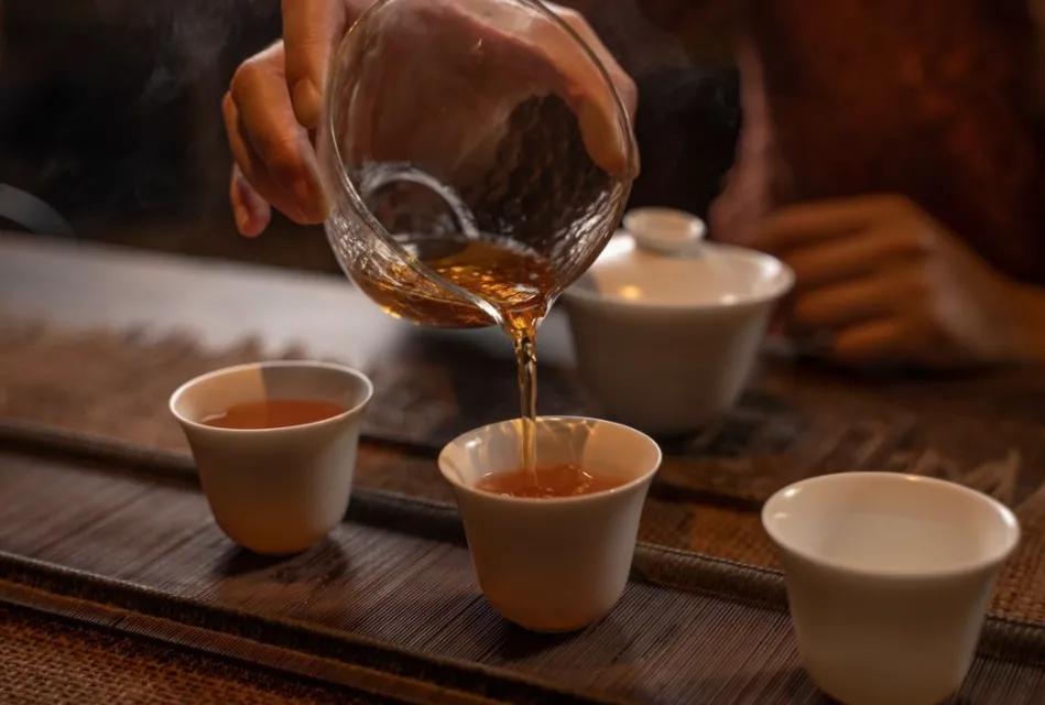 红茶和绿茶有什么区别如何区分,喝茶绿茶和红茶有什么区别