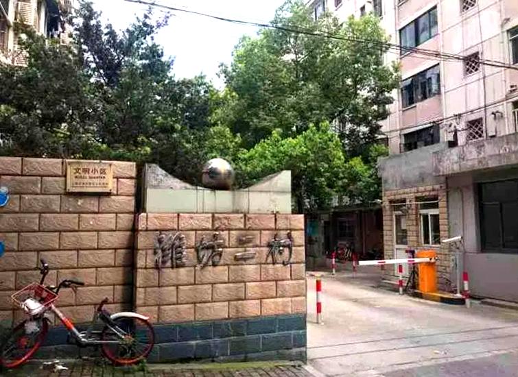 浦东两家生鲜小店擅自开业被罚？揭秘体面上海大妈为啥偷千元蔬菜