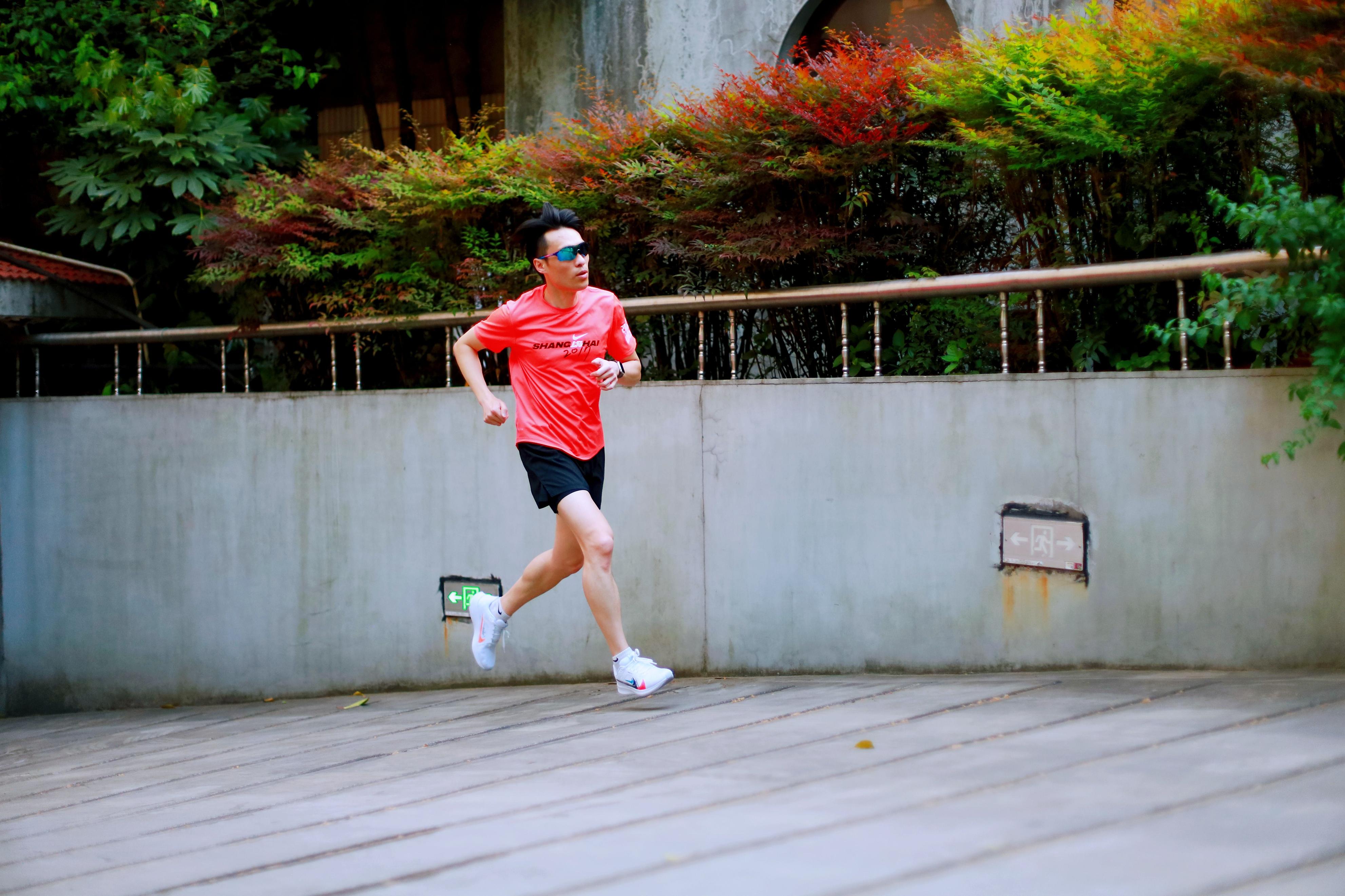 nikezoomfly4和飞马38哪个好,平民跑鞋推荐nike